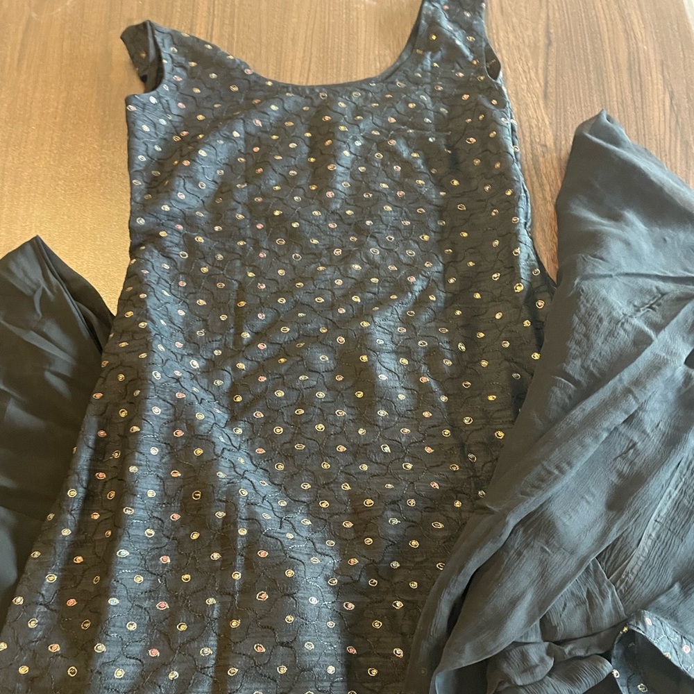 Black shalwar kameez sleeves size medium